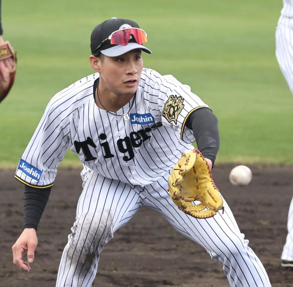 　ノックを受ける木浪（撮影・田中太一）