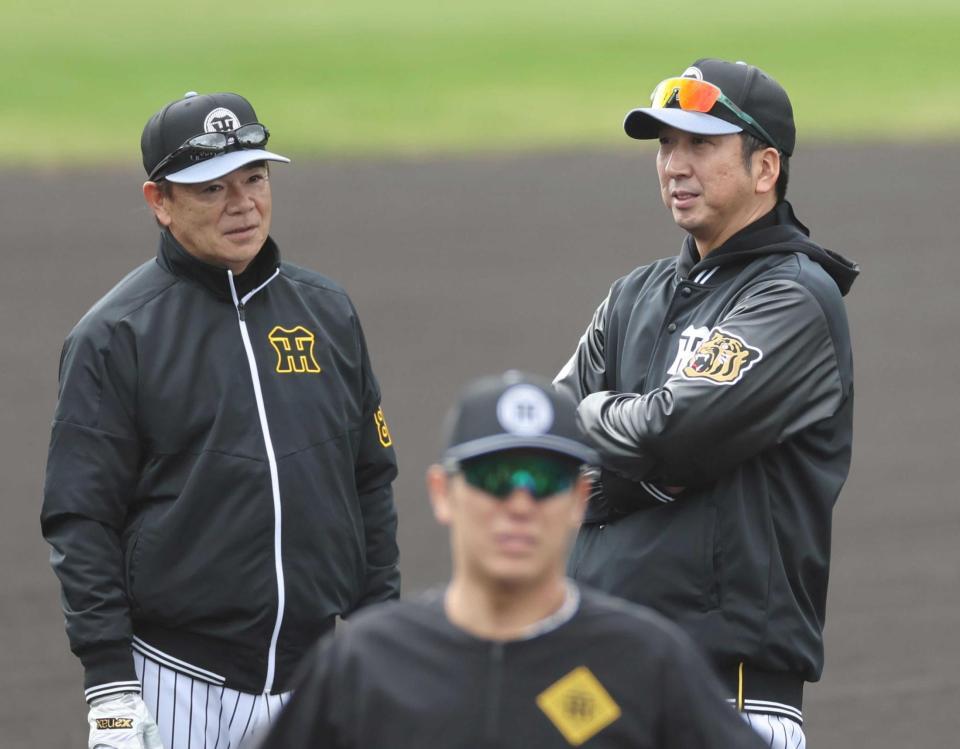 　話をする阪神・藤川監督（右）と和田１・２軍打撃巡回コーチ