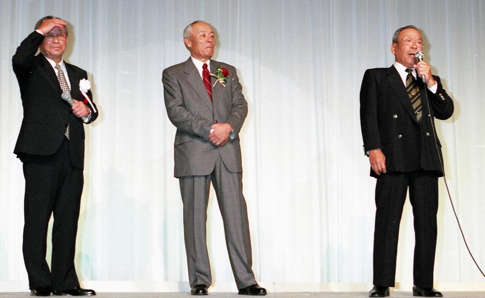 　「小山正明氏の野球殿堂入りを祝う会」で小山氏（中央）と阪神でバッテリーを組んだ山本哲也さん。左は吉田義男さん＝２００１年１２月