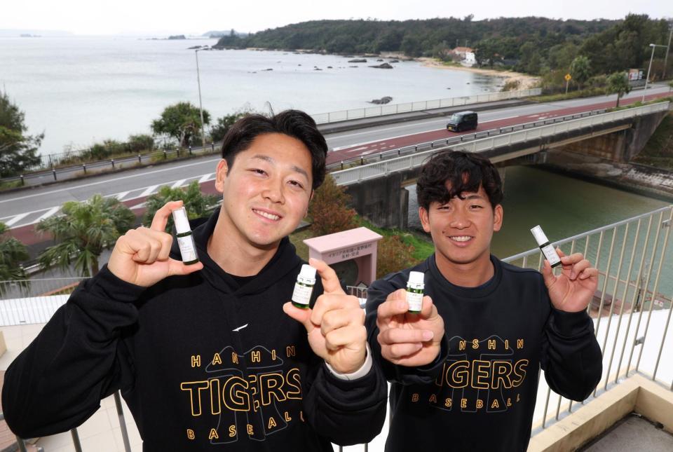 　手作りアロマ体験で作成した物を手に笑顔を見せる木下（左）と伊原（撮影・中田匡峻）