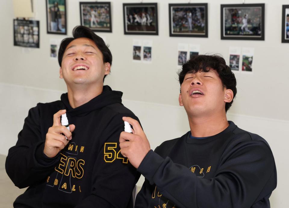 　自身たちで作成したアロマの匂いに感動！？する木下（左）と伊原（撮影・中田匡峻）