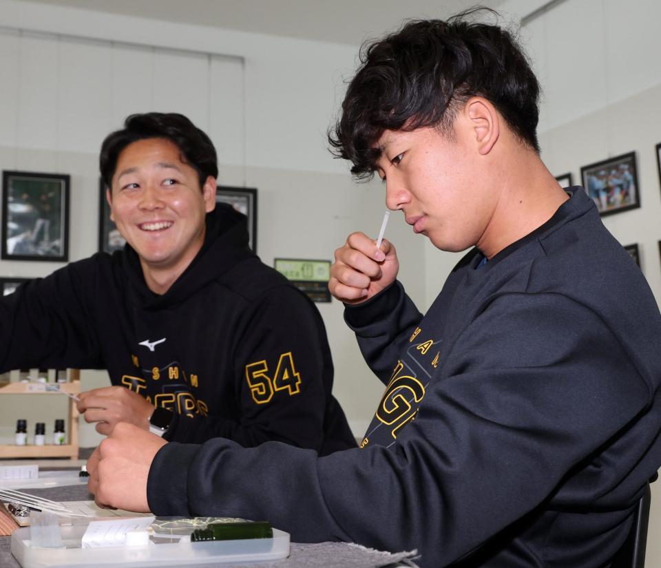 　真剣な表情で手作りアロマ体験を行う伊原（右）と木下（撮影・中田匡峻）