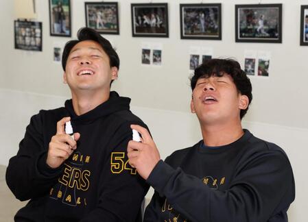 　自身たちで作成したアロマの匂いに感動！？する木下（左）と伊原