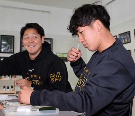 　真剣な表情で手作りアロマ体験を行う伊原（右）と木下（撮影・中田匡峻）　