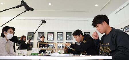 　手作りアロマ体験をする伊原（手前右）と木下（撮影・中田匡峻）