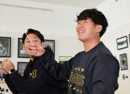 　自身が好きな匂いに出会いご満悦の伊原。奥は木下（撮影・中田匡峻）