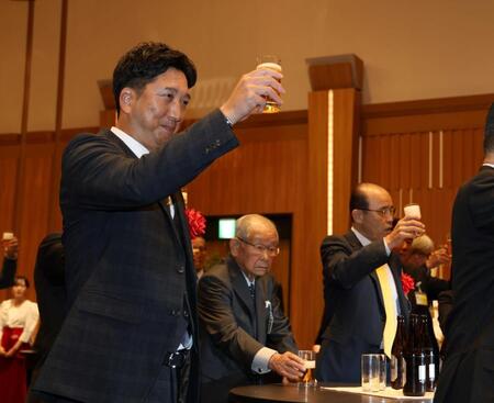 　阪神ＯＢ総会に出席し、グラスを手に乾杯する（左から）藤川監督、吉田義男さん、岡田彰布顧問＝２４年１１月