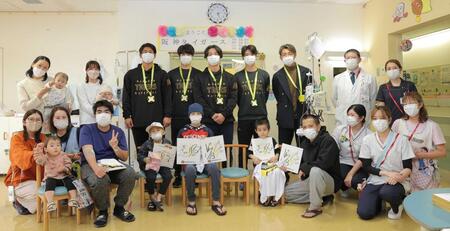 　病院訪問を行った（中央左から）岡留、石黒、井坪、山田、鳥谷氏