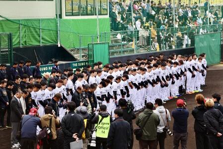 　グラウンドで黙とうを捧げる選手ら（撮影・田中太一）
