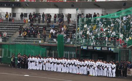　黙とうする阪神球団関係者や阪神ナイン（撮影・中田匡峻）