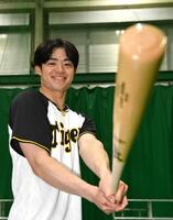 　バットを手に笑顔を見せる中野（撮影・北村雅宏）