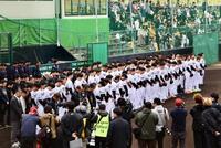 　グラウンドで黙とうを捧げる選手ら（撮影・田中太一）