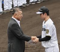　中野に目録を手渡す掛布ＯＢ会長（撮影・田中太一）