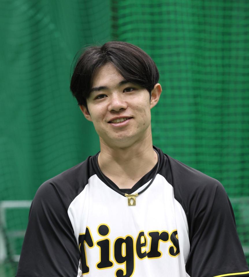 　インタビューに答える中野（撮影・北村雅宏）