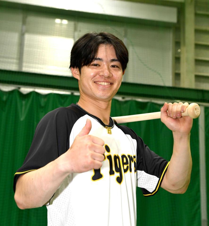 　サムアップポーズを決める中野（撮影・北村雅宏）