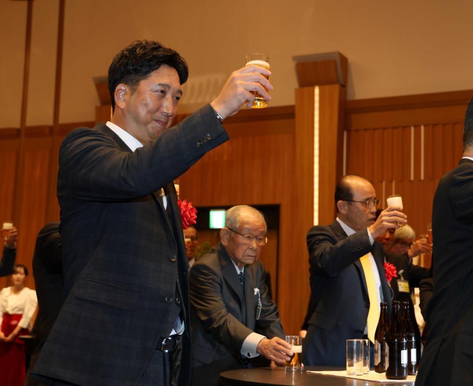 　阪神ＯＢ総会に出席し、グラスを手に乾杯する（左から）藤川監督、吉田義男さん、岡田彰布顧問＝２４年１１月