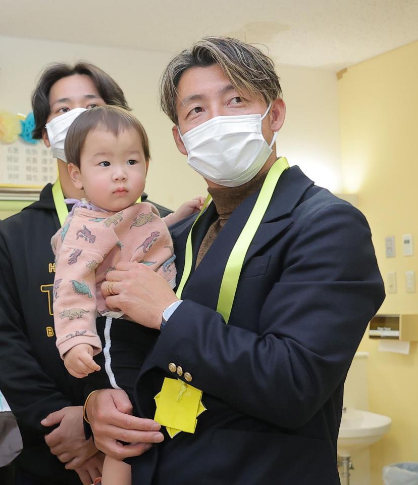 　子どもを抱っこする鳥谷氏