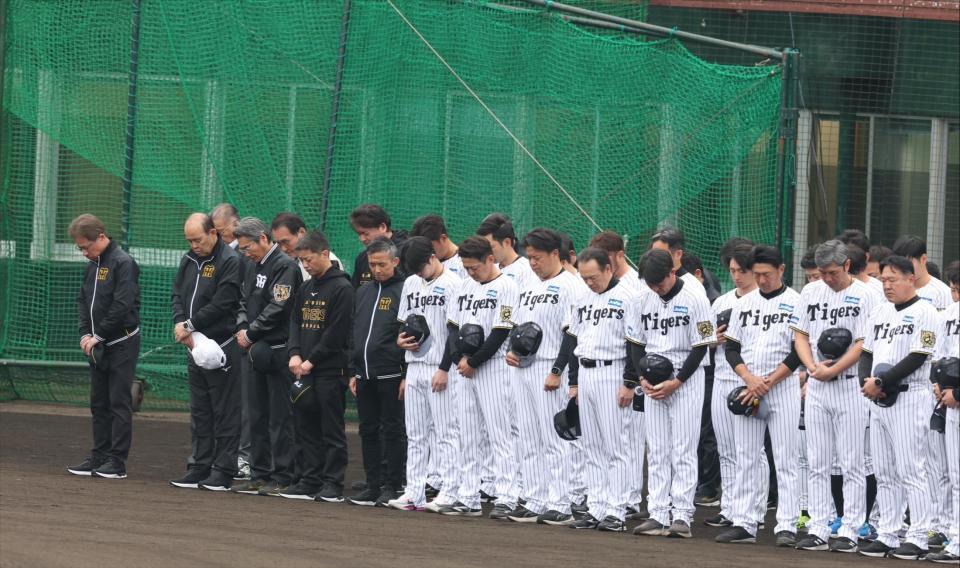 　黙とうする阪神球団関係者や阪神ナイン（撮影・中田匡峻）