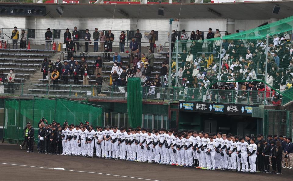 　黙とうする阪神球団関係者や阪神ナイン（撮影・中田匡峻）