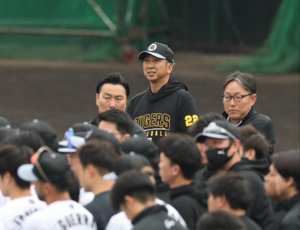 　グラウンドに入る藤川監督（撮影・中田匡峻）