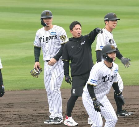 　走塁練習で赤星臨時コーチと話をする佐藤輝（撮影・田中太一）