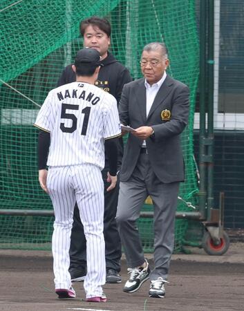 　中野（５１）に陣中見舞いを渡す掛布ＯＢ会長（撮影・中田匡峻）