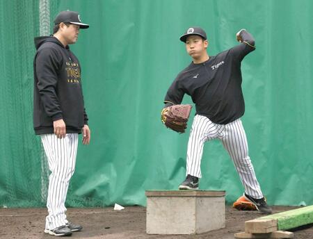 　安藤コーチ（左）と居残り練習する伊原