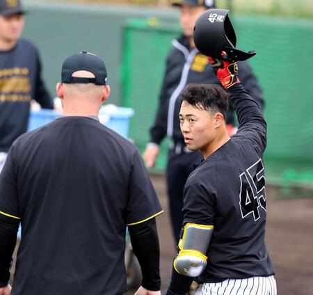 　サンズ臨時コーチ（左）からアドバイスを受ける佐野（撮影・山口登）