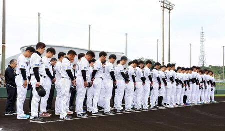 　具志川キャンプでも平田２軍監督（左から３人目）とナインらが黙とうをささげる（撮影・山口登）