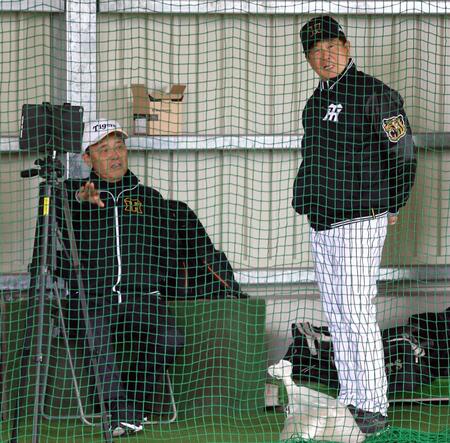 　岡田オーナー付顧問（左）は平田２軍監督と話しをする（撮影・山口登）