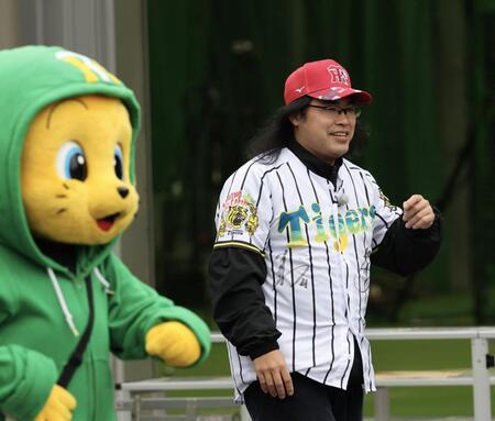 阪神 宜野座のスタンドに人気芸人の姿 キャンプ中継にテロップ付きで抜かれる「完全に溶け込んでた」「ガチやなw」