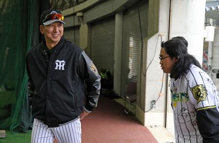 　ロッチ・中岡創一（右）と言葉を交わす藤川監督（撮影・中田匡峻）