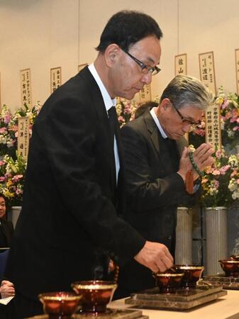 　吉田義男さんの通夜を弔問した木戸克彦氏（左）と真弓明信氏（代表撮影）