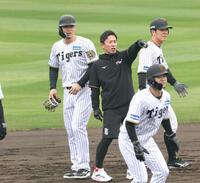 　走塁練習で赤星臨時コーチと話をする佐藤輝（撮影・田中太一）