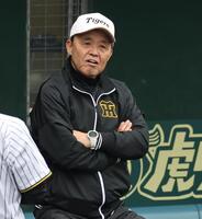 　練習を見る岡田オーナー付顧問（撮影・田中太一）