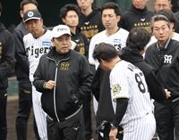 　あいさつを受ける岡田顧問（撮影・田中太一）