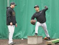 　安藤コーチ（左）と居残り練習する伊原