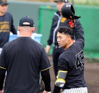 　サンズ臨時コーチ（左）からアドバイスを受ける佐野（撮影・山口登）