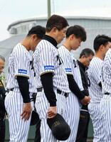 　吉田義男氏を偲び、黙とうする平田２軍監督（中央）＝撮影・山口登