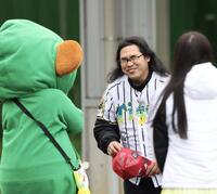 　阪神のキャンプ地を訪れたロッチ中岡（撮影・田中太一）