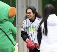 　阪神のキャンプ地を訪れたロッチ中岡（撮影・田中太一）