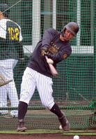 　打撃練習する佐藤輝（撮影・金田祐二）