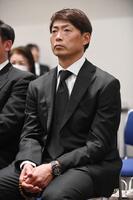 　吉田義男さんの通夜を弔問した桧山氏（代表撮影）