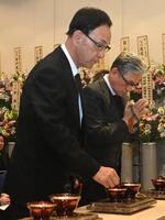 　吉田義男さんの通夜を弔問した木戸克彦氏（左）と真弓明信氏（代表撮影）