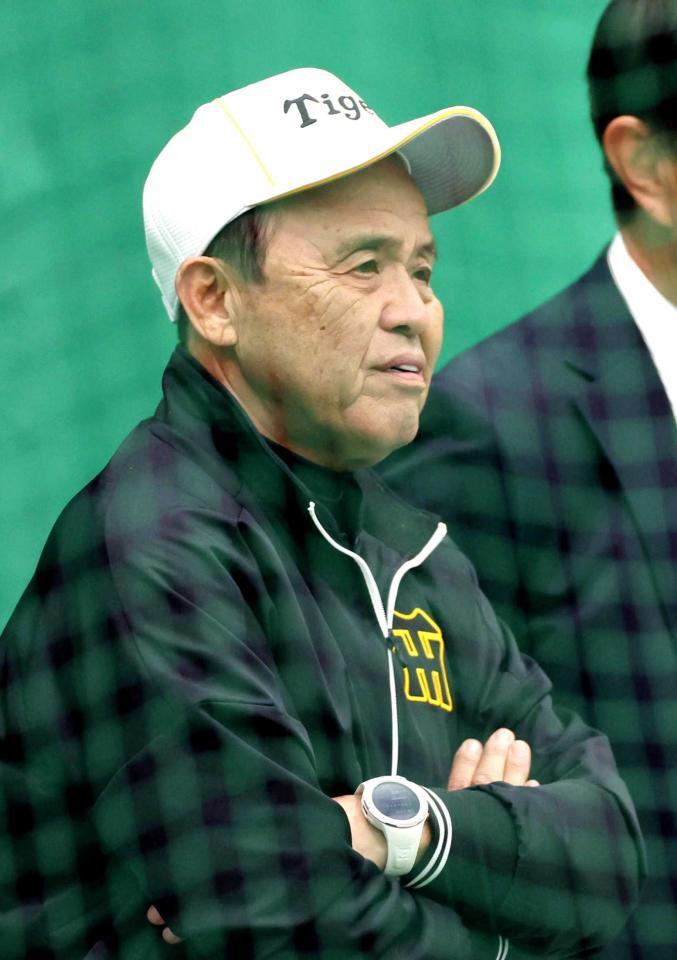 　ブルペンを視察する岡田オーナー付顧問