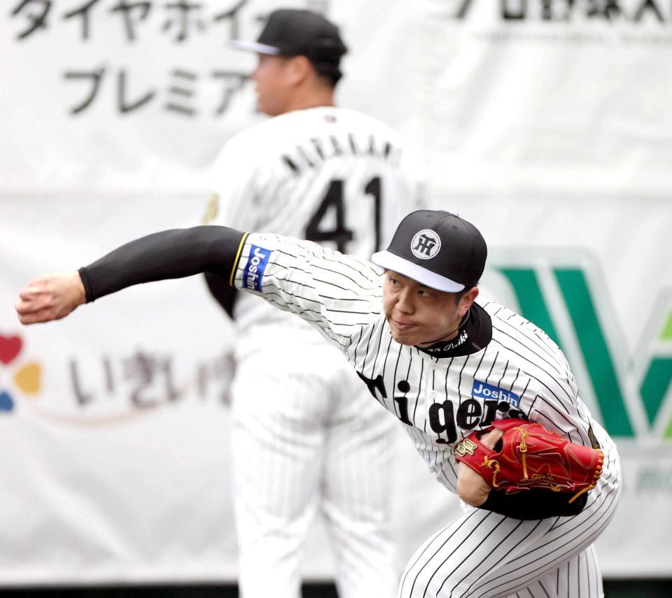　村上（奥）と並んで投げ込む才木