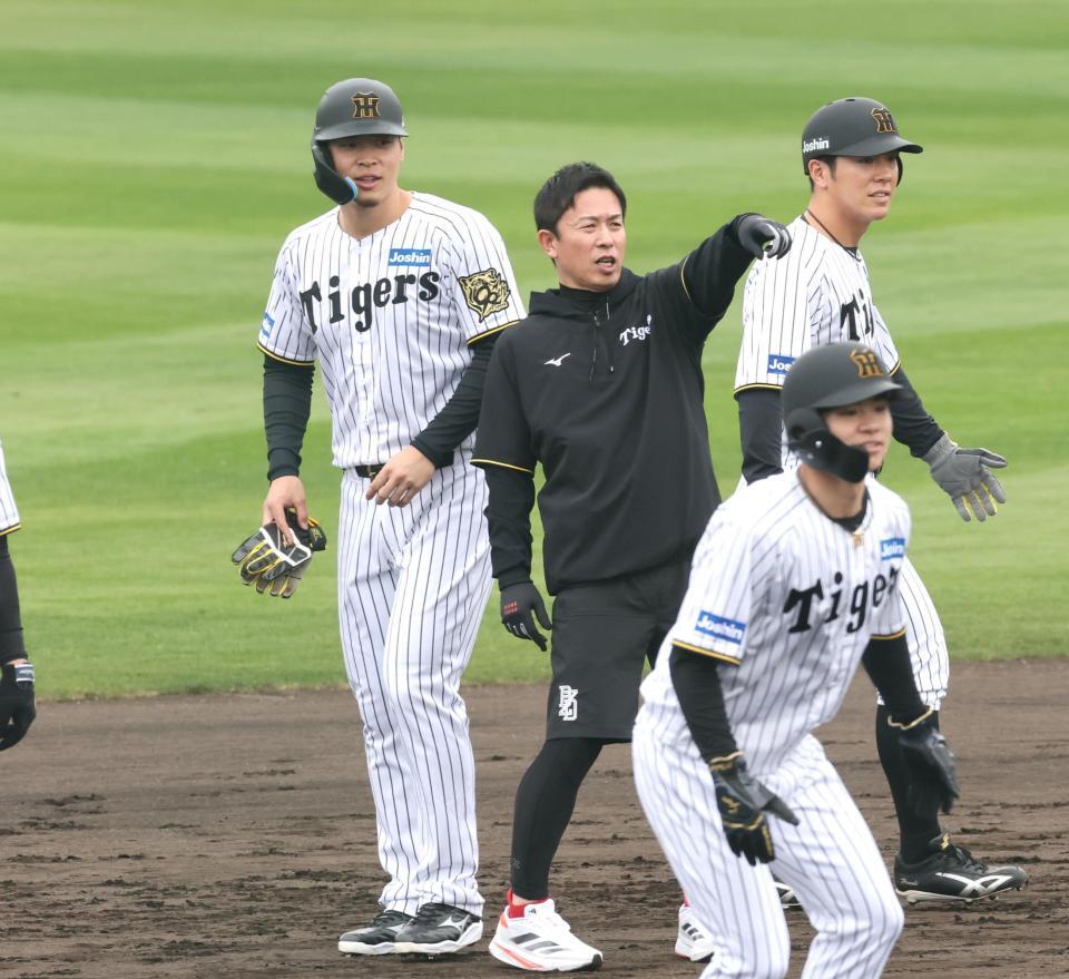 　走塁練習で赤星臨時コーチと話をする佐藤輝（撮影・田中太一）