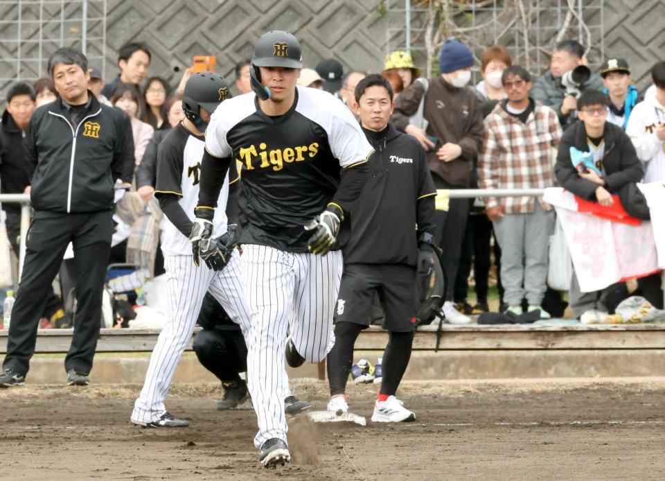 　赤星憲広臨時コーチが見る中、走塁練習をする佐藤輝（撮影・田中太一）