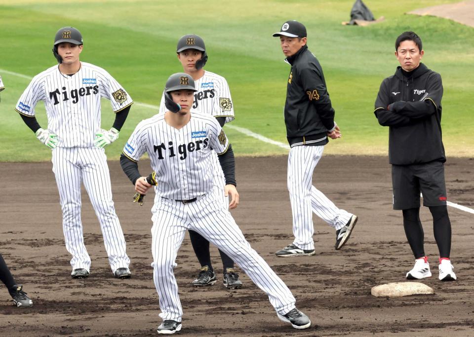 　赤星臨時コーチ（右）が見守る中、走塁練習をする佐藤輝（撮影・田中太一）