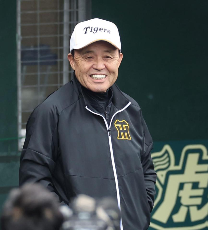 　笑顔を見せる岡田オーナー付顧問（撮影・田中太一）